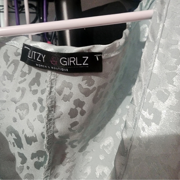 🍁🍂Like new Glitzy girlz satin top size 3x - Picture 2 of 4